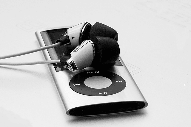 Evolution-Of-Headphones-The-Digital-Age-1980s-to-2000s
